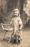 Carte Photo D'une Petite Fille élégante Posant Dans Un Studio Photo - Anonymous Persons