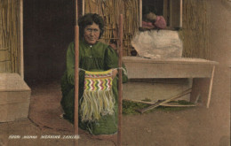 PC NEW ZEALAND MAORI WOMAN WEAVING TANIKO TYPE, VINTAGE POSTCARD (b53657) - Nieuw-Zeeland