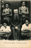 PC NEW GUINEA, MISSIONARY AND NATIVES, Vintage Postcard (b53618) - Papua Nuova Guinea