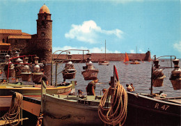 COLLIOURE   L'église Fortifiée Et Barques Aux Lamparos      45  (scan Recto Verso)MH2972 - Collioure