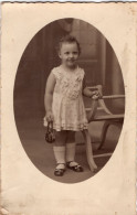 Carte Photo D'une Petite Fille élégante Posant Dans Un Studio Photo - Anonyme Personen