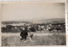 PHOTO - P - PHOTO ORIGINALE - ENFANT CLAUDE ET SON CHIEN MICK - A SITUER - FORMAT 8.6 X 5.9 - Anonyme Personen