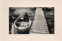 PHOTO - P - PHOTO ORIGINALE - ENFANT SUR UN BATEAU - BARQUE - POINTU - SITUER - FORMAT 8.8 X 6 - Persone Anonimi