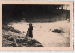 PHOTO - P - PHOTO ORIGINALE - FEMME AU BORD D'UNE RIVIERE - A SITUER - FORMAT 7.2 X 4.8 - Persone Anonimi