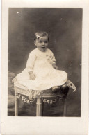 Carte Photo D'une Petite Fille élégante Assise Sur Un Guéridon Dans Un Studio Photo - Anonyme Personen