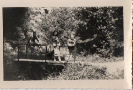 PHOTO - P - PHOTO ORIGINALE - FEMME ET ENFANTS SUR UN PONT - A SITUER - FORMAT 7.2 X 4.8 - Anonyme Personen