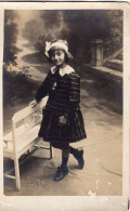 Carte Photo D'une Jeune Fille élégante Posant Dans Un Studio Photo - Anonymous Persons