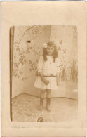 Carte Photo D'une Jeune Fille élégante Posant Dans Un Studio Photo - Anonymous Persons