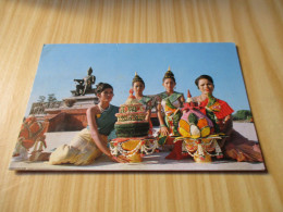 CPSM Thaïlande - Beautiful Girls Dressed Of Sukho-Thai In Front Of The Monument Of Kun-Ram At Kamheng At Sukho Thai. - Thaïland