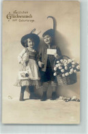 39688207 - Geburtstag Kinder In   Tracht  Feder Am Hut Korb Mit Rosen Pakete  Verlag Caes Dresden  Rotophot 5292/3 - Autres & Non Classés