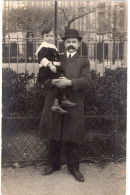 Carte Photo D'un Homme élégant Portant Sont Petit Garcon Posant Devant Un Jardin Dans Une Ville Vers 1905 - Anonymous Persons