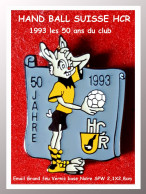 SUPER PIN'S "HAND BALL "H C R  Origine SUISSE Mis Pour Les 50 Ans Du CLUB En Email Base Noire Vernissé, Format 2,1X2,8cm - Pallamano