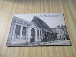 CPA Luynes (37).La Salle Des Fêtes Et Les Halles - Carte Animée. - Luynes