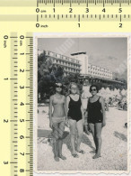 REAL PHOTO, Swimsuit Women And Young Girl On Beach Femmes Et Fillette Sur Plage, ORIGINAL - Personnes Anonymes