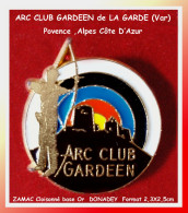 SUPER PIN'S "TIR à L'ARC, Club De GARDEER En émail Cloisonné Base Or, SignéG.DONADEY, Format 2,2X2,5cm - Boogschieten