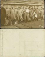 Ansichtskarte  Berlin? Soldaten Vor Haus - Verletzt, Koffer 1.WK 1916 - Weltkrieg 1914-18