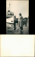 Frau Posiert Vor Schiff "ZOFIA" (Ort, Hafen Unbekannt) 1960 Privatfoto - Personnages