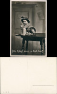 Ansichtskarte  Dös Krüagl Muass A Loch Ham! Scherzkarte Junge Bierkrug 1930 - Humour