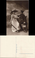 Ansichtskarte  Soldat Und Freine Frau Auf Bank Militaria Atelierfoto 1916 - Guerra 1914-18