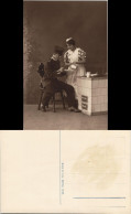Ansichtskarte  Soldat Bekommt Von Köchin Essen - Militaria Atelierfoto 1915 - Guerra 1914-18