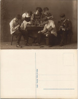 Ansichtskarte  Soldaten Beim Putzen Der Ausrüstung - Frauen Atelierfoto 1916 - Guerra 1914-18