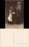Stubenmädchen Reicht Soldaten Zigarren Militaria Atelierfoto 1916 - Guerra 1914-18