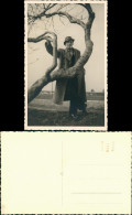 Menschen / Soziales Leben - Männer Mann Mit Zigarette Am Baum 1932 - People
