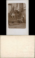 Foto  Soldtan Vor Haustreppe - Zeitung WK1 Militaria 1917 Privatfoto - Oorlog 1914-18