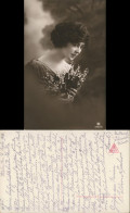 Ansichtskarte  Fotokunst Fotomontage Frau Frauen Porträt Mit Blumen 1916 - Personajes