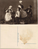 Ansichtskarte  Frauen Und Soldaten Beim Essen Am Tisch Atelierfoto 1916 - Oorlog 1914-18