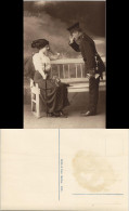 Ansichtskarte  Elegenate Frau Auf Parkbank Soldat Militaria Atelierfoto 1916 - Weltkrieg 1914-18