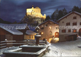 11713214 Tarasp Schloss Tarasp Bei Nacht Dorfpartie Mit Brunnen Tarasp - Autres & Non Classés