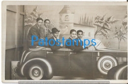 228166 REAL PHOTO COSTUMES MAN'S IN AUTOMOBILE CAR CURTAIN TELON POSTAL POSTCARD - Fotografie