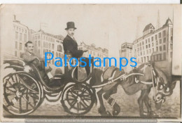 228169 REAL PHOTO COSTUMES MAN'S IN CARRIAGE A HORSE CURTAIN TELON POSTAL POSTCARD - Fotografía