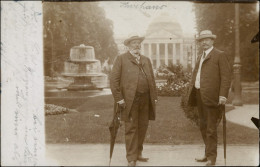 Wiesbaden Kurhaus, Privatfoto 2 Posierende Gut Gekleidete Herren 1908 Privatfoto - Wiesbaden