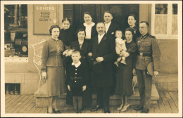 Dissen Am Teutoburger Wald Familienfoto Vor Rundfunkgeräte Geschäft Mit Soldat, Simens Werbung 1940 - Autres & Non Classés