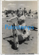 228172 ARGENTINA BUENOS AIRES MAR DEL TUYU COSTUMES GIRL IN MOTORCYCLE IN BEACH PHOTO NO POSTAL POSTCARD - Argentine