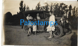 228178 ARGENTINA LA TABLADA AUTOMOBILE OLD CAR COUPE AND FAMILY PHOTO NO POSTAL POSTCARD - Altri & Non Classificati