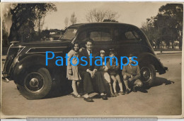 228179 AUTOMOBILE OLD CAR COUPE AND MAN & CHILDREN PHOTO NO POSTAL POSTCARD - Altri & Non Classificati