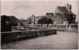 SAINT MALO . -  Le Château Et La Tour Sur Les Remparts.     Non  Circulée. - Saint Malo