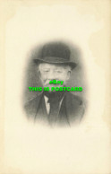 R611223 Old Man With A Mustache. In A Suit And Hat. Postcard - Welt