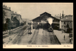 58 - NEVERS - TRAIN EN GARE DE CHEMIN DE FER - Nevers