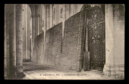 80 - AMIENS - INTERIEUR DE LA CATHEDRALE EN 1918 - BAS-RELIEF - Amiens