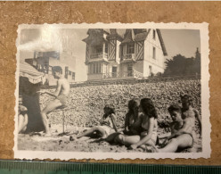 Réal Photo Plage Camping   Scène De Plage   Jeunes Hommes Torse Nu - Pin-ups