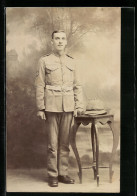 Pc Junger Britischer Soldat In Uniform, Sein Helm Auf Einem Beistelltisch  - Autres & Non Classés