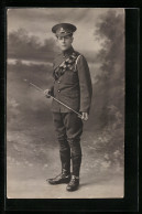 Pc Britischer Soldat In Uniform Mit Schirmmütze Und Reitgerte  - Other & Unclassified