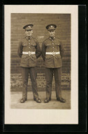 Pc Zwei Junge Britische Soldaten In Uniform Mit Schirmmützen  - Other & Unclassified