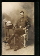 Pc Junger Britischer Soldat In Uniform Mit Sporen Sitzt An Einem Kleinen Tisch  - Other & Unclassified