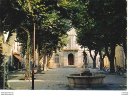 83 COLLOBRIERES Place De La Mairie Fontaine PUB Serno VOIR ZOOMS Landau Renault 4L Camionnette Seule Enfants - Collobrieres