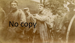 PHOTO FRANCAISE 285e RI - PRISONNIERS ALLEMANDS TRAVERSANT CAMBRIN PRES DE GIVENCHY PAS DE CALAIS - GUERRE 1914 1918 - Krieg, Militär